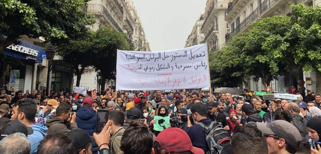  مئات الطلبة يتظاهرون بالجزائر  للمطالبة بـ"نظام مدني" وإسقاط النظام العسكري 