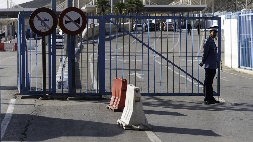  إغلاق معبري سبتة ومليلية سيستمر.. إسبانيا تُمدد إغلاق الحدود مع المغرب لشهر إضافي 