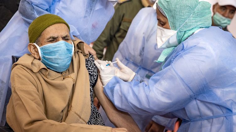 التلقيح ضد كرونا في الدول العربية.. المغرب يلقح أكثر من 4 ملايين والجزائر 300 ألف والإمارات 8 ملايين