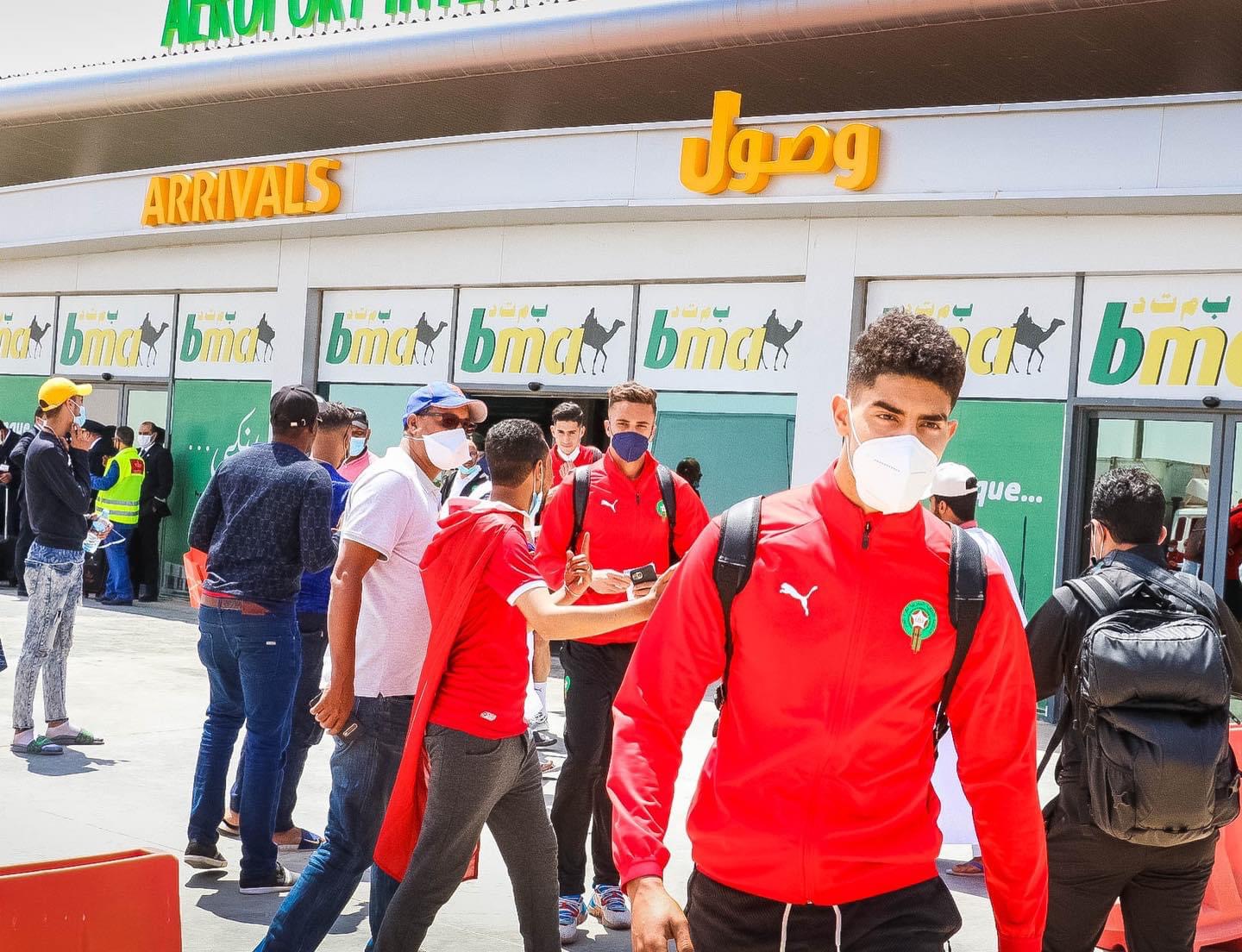 طاقم "الأسود" متخوف من العشب الاصطناعي في مواجهة الحسم أمام موريتانيا