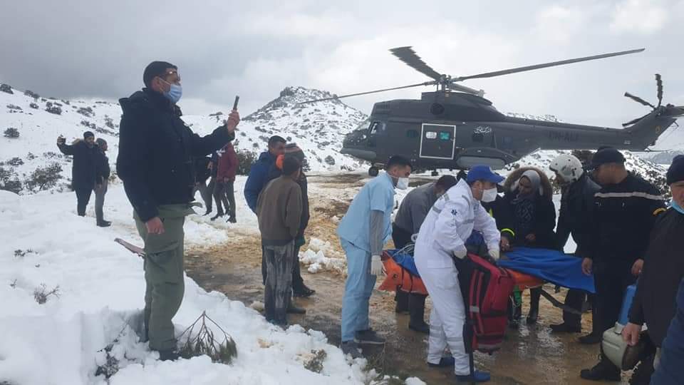 فريق صحي ينقذ حاملا بتوأم حاصرتها الثلوج بتيزي وسلي