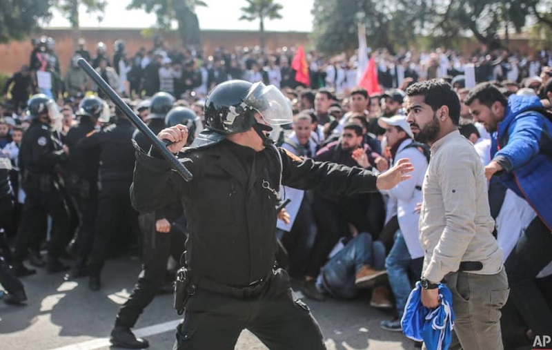 الداخلية والرميد "غاضبان" من تعنيف الأساتذة بلباس مدني.. ماذا بشأن تدخل عناصر الشرطة؟