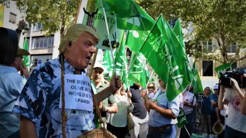 فرضها وترامب وتفيد المغرب.. مطالب إسبانية للاتحاد الأوروبي بالتفاوض مع بايدن لإسقاط رسوم جمركية