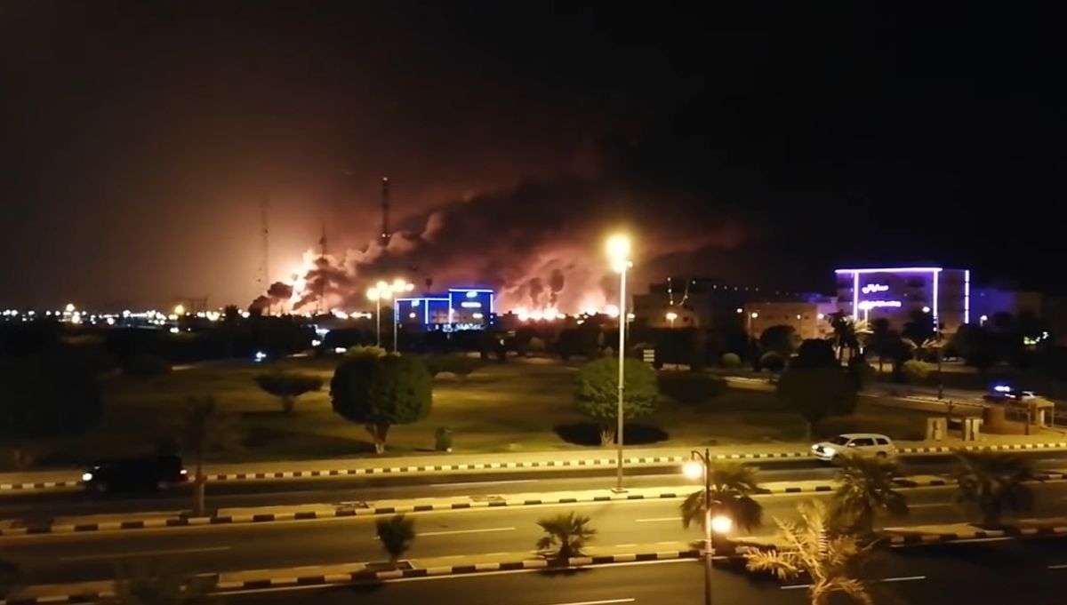  هجمات حوثية على العمق السعودي بـ 14 طائرة مسيرة و8 صواريخ استهدفت منشآت أرامكو النفطية 