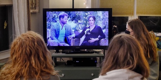  زوجة الأمير هاري تتهم العائلة البريطانية المالكة بـ"العنصرية" 