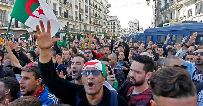  الجزائريون يخرجون في مسيرات احتجاجية حاشدة لتجديد المطالب بالتغيير الجذري 