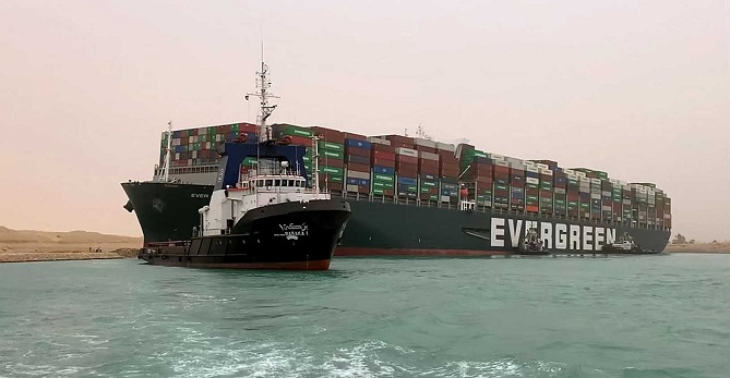 رويترز: السفينة الجانحة في قناة السويس تعود إلى وضعها السابق بسبب الرياح الشديدة