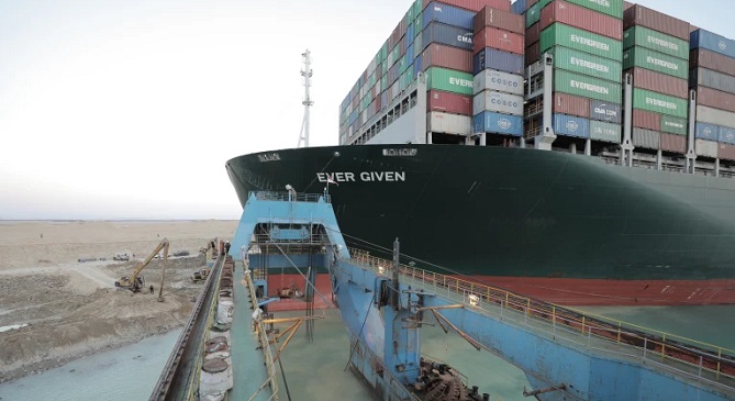 السيسي يعلن إنهاء أزمة السفينة الجانحة بقناة السويس