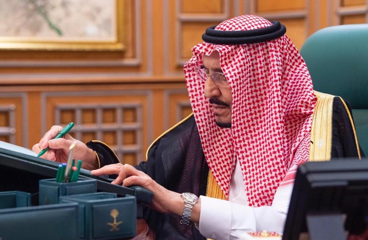 العاهل السعودي يصدر أمرا ملكيا بإعفاء وزير الحج والعمرة من منصبه