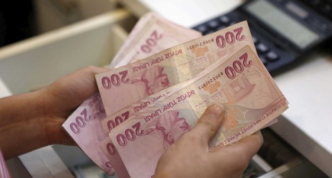  الليرة التركية تتراجع بعد الإعلان عن إقالة نائب محافظ "المركزي" 