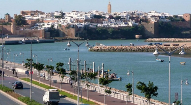 بقع سوداء تطفو على واد بورقراق تثير مخاوف وقلق الساكنة