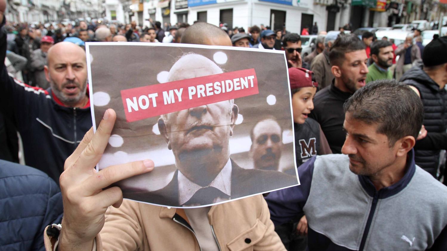 مشروع قانون للحكومة الجزائرية يُهدد "المعارضين" بسحب جنسيتهم إن "تسببوا في ضرر" للدولة