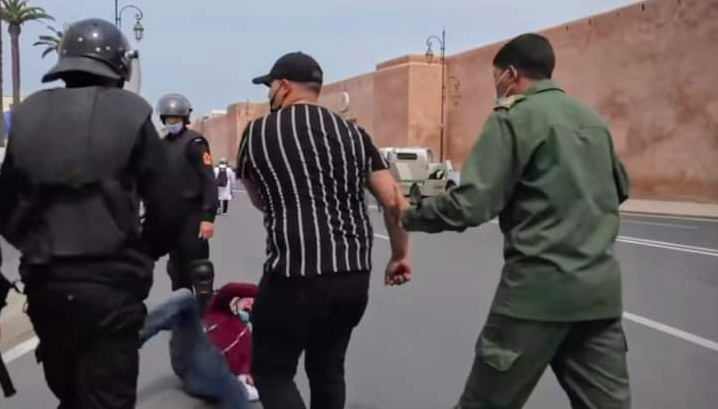 فتح تحقيق لتحديد هوية شخص ظهر بصور ومقاطع فيديو وهو يستعمل العنف ضد الأساتذة