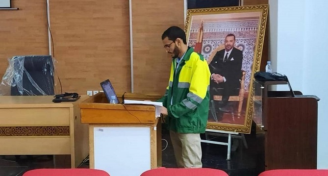 عرفانا بمجهوداتهم.. أستاذ يناقش الدكتوراه بزي عمال النظافة