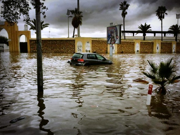 تطوان.. فيضانات وخسائر مادية كبيرة تشل الحركة في المدينة وتقطع أهم طرقها