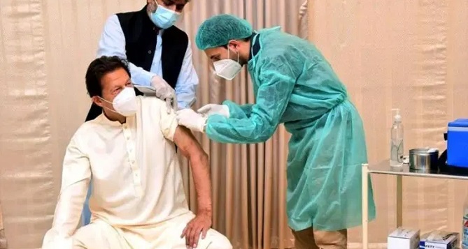  إصابة رئيس وزراء باكستان بفيروس كورونا بعد يومين من تلقيه اللقاح 