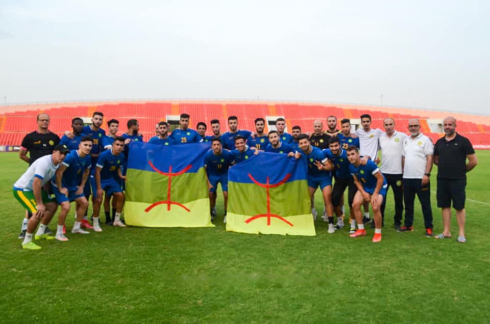  شبيبة القبائل يحيي ذكرى "الربيع الأسود" برفع العلم الأمازيغي في ظل تهديد الرئيس الجزائري بمتابعة "الانفصاليين" 