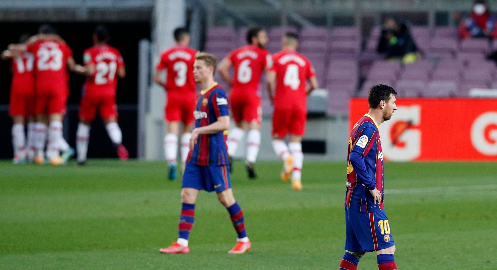 غرناطة يفوز على برشلونة ويحرمه من صدارة "الليغا"