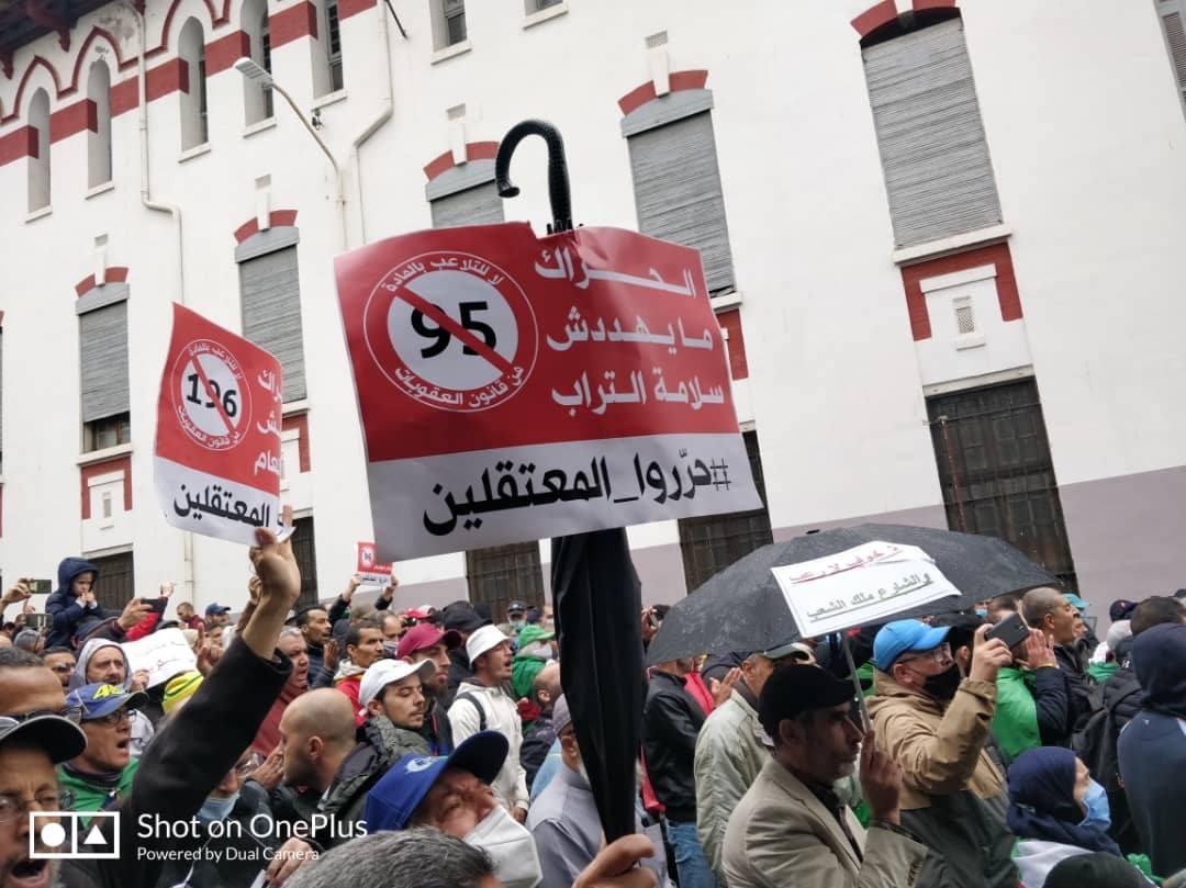 للجمعة 113 للحراك الشعبي.. الجزائريون يجددون المطالبة برحيل النظام العسكري وبمدنية الدولة