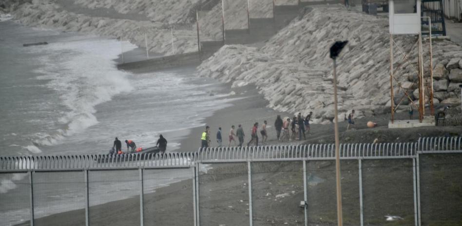 رغم توتر العلاقات.. إسبانيا والمغرب يتفقان على فتح معبر باب سبتة لبضعة أيام