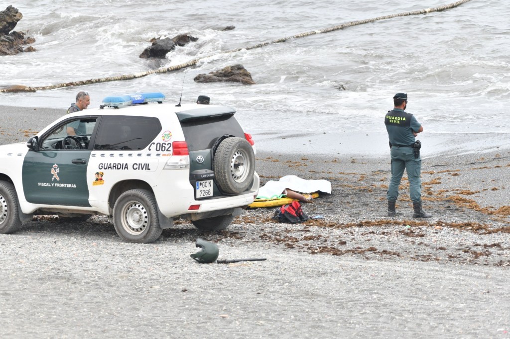 شاطئ سبتة يلفظ جثة "عالق".. ومخاوف من عودة محاولات المغاربة للخروج من المدينة سباحة