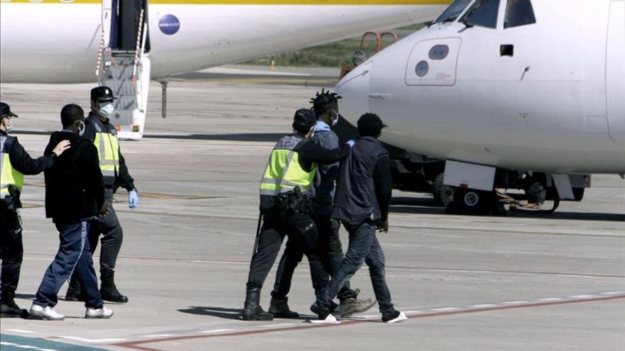  المغرب يُقرر تعليق العمل بالاتفاق المُبرم مع جزر الكناري بشأن ترحيل المهاجرين 