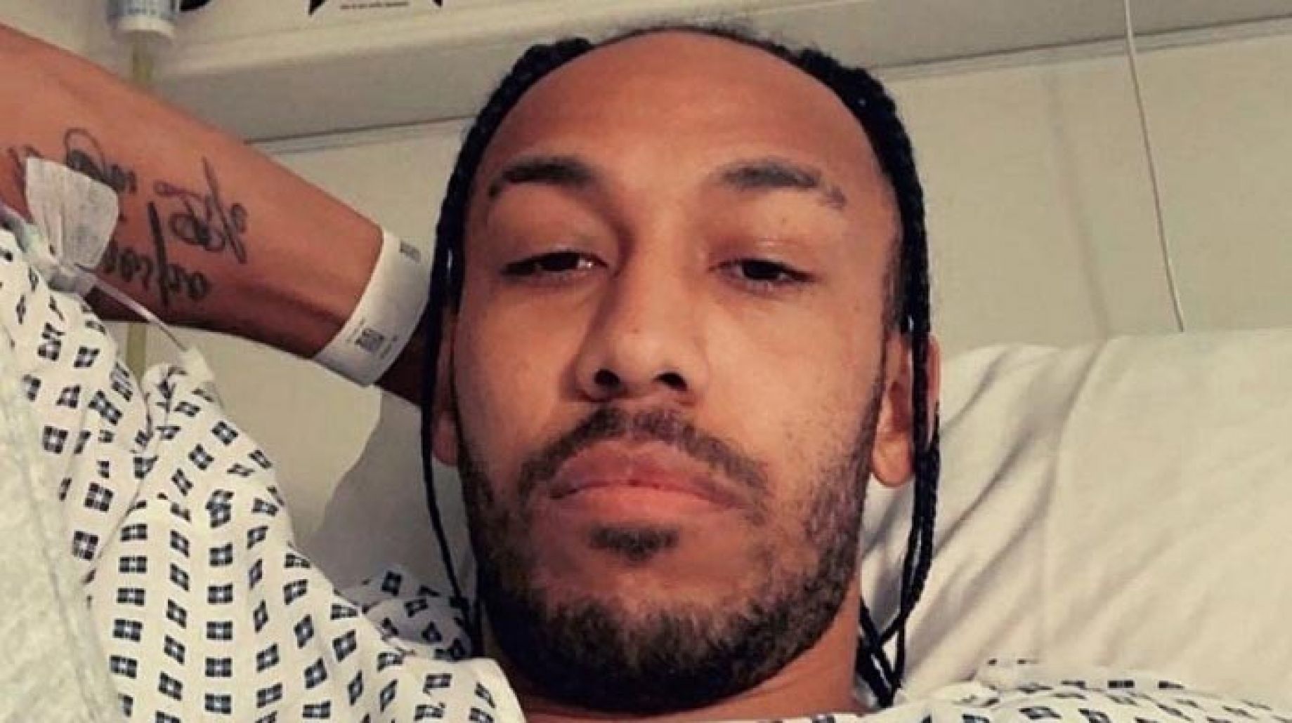  مهاجم أرسنال أوباميانغ يدخل المستشفى لإصاباته بالمالاريا 