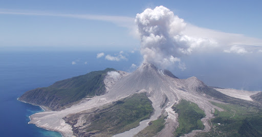 أدخنته تحمل غاز ثاني أكسيد الكبريت السام.. مخلفات انفجار بركان "لا سوفريير" بالكاريبي تصل المغرب