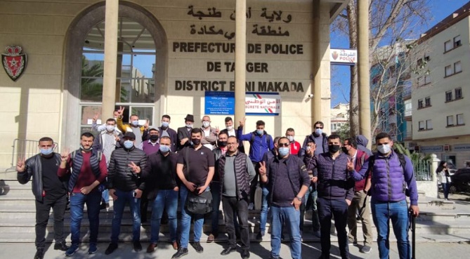  بعد احتجاز الشرطة لزميلهم.. صحافيو طنجة ينظمون وقفة احتجاجية أمام مقر الأمن 