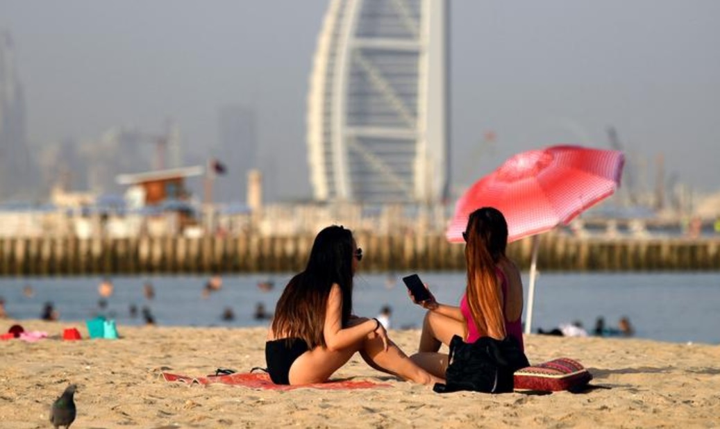 الإمارات تأمر بترحيل المتورطين في ظهور نساء عاريات بشرفة فندق