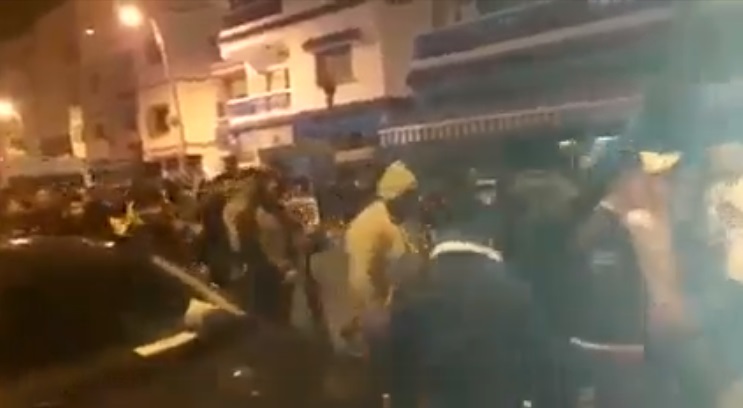  مسيرة احتجاجية تكسر حظر التجول الليلي للمطالبة بصلاة التراويح في المضيق 