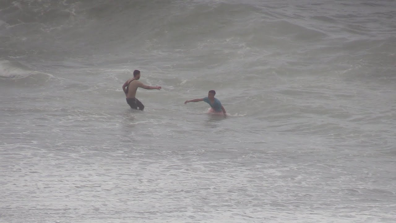 اقتحام جماعي عبر البحر.. أكثر من 70 مغربيا تسللوا إلى سبتة سباحة في أجواء مضطربة