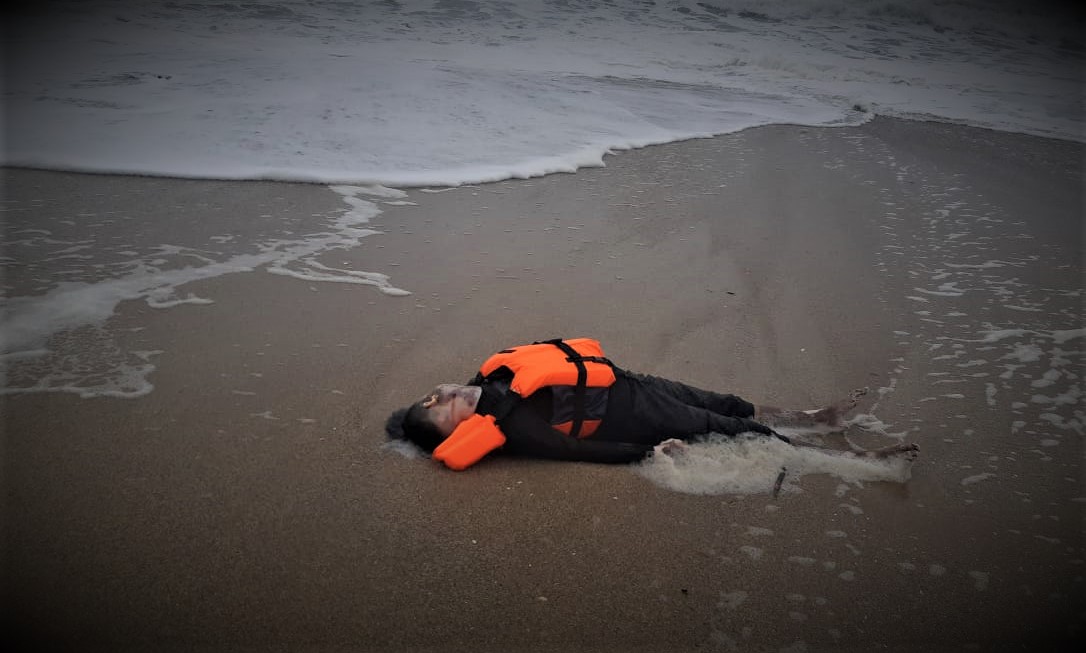 قبل أن ترمي أمواج البحر جثته بشاطئ الفنيدق.. كتب رسالة لوالدته يقول: أنا لا أضمن الرجوع وخائف أن لا أراك أمي