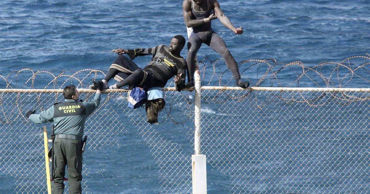  مُهاجران يؤكدان مخاوف إسبانيا من السياج الحدودي الجديد لمدينة سبتة 