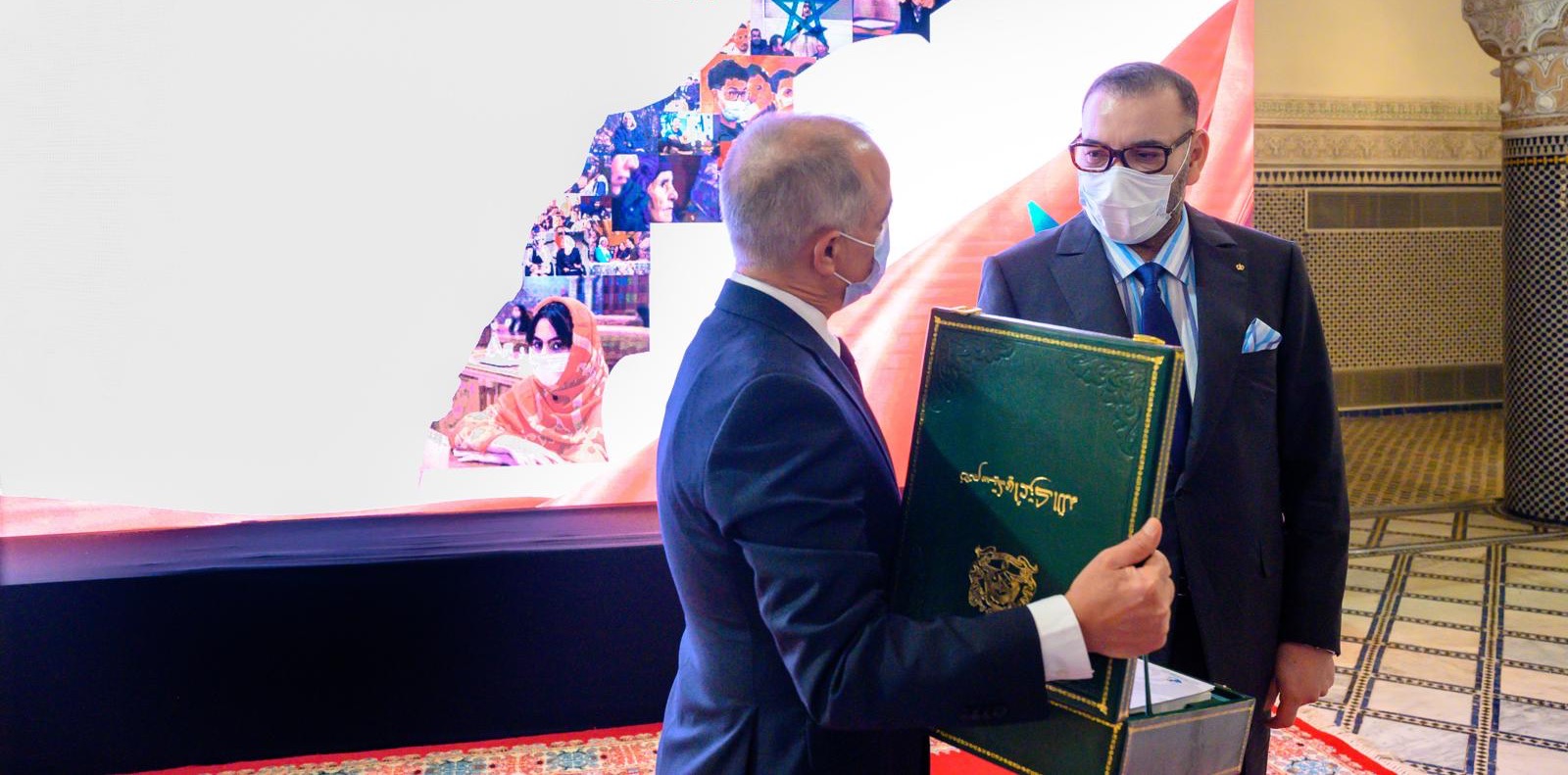  الملك محمد السادس يترأس بفاس مراسيم تقديم تقرير اللجنة الخاصة بالنموذج التنموي ويأمر بشرح خلاصاته للمواطنين 