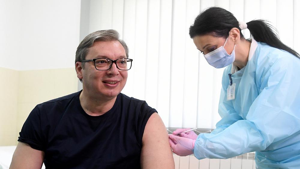 مكافأة مالية لمن يتلقّى اللقاح المضاد لكورونا في صربيا