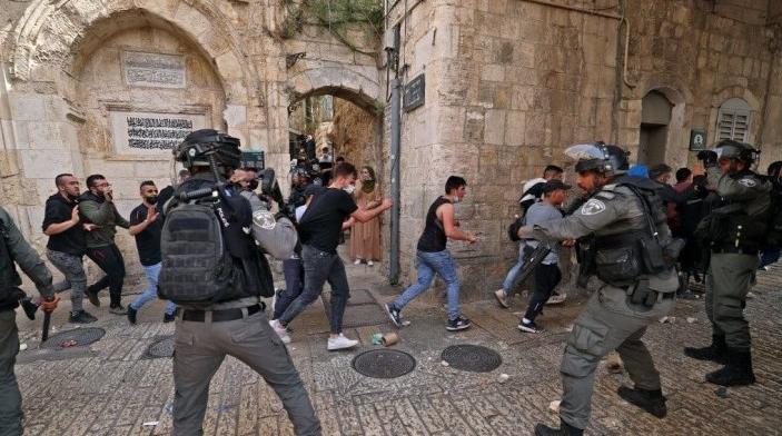  عشرات الإصابات في اعتداءات جيش الاحتلال على المصلين في المسجد الأقصى 