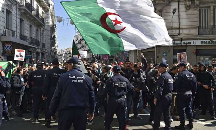  الجزائر.. الحبس النافذ في حق العديد من المتظاهرين أوقفوا خلال مسيرات الجمعة 118 للحراك 