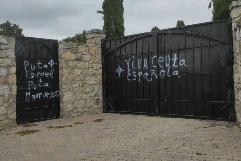 بعبارات بذيئة وصليب نازي.. متطرفون يمينييون يهاجمون المغرب في مدريد بسبب قضية سبتة