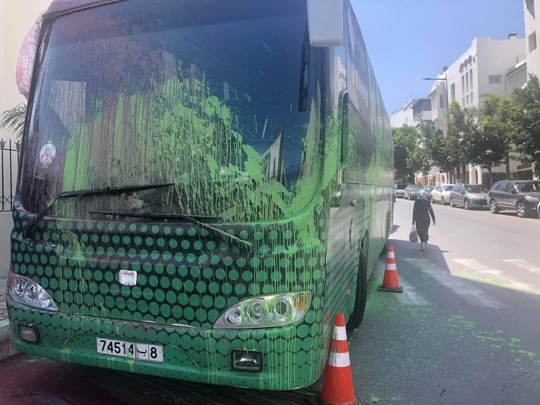 استنفار أمني في الرباط بعد تخريب حافلة الرجاء قبل "كلاسيكو" كأس العرش أمام الجيش