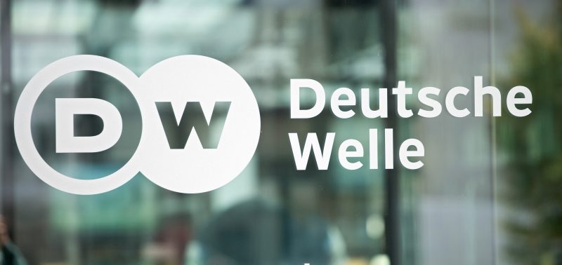  إذاعة صوت ألمانيا "DW" تمنع صحافييها من انتقاد قتل إسرائيل للفلسطينيين.. وتحذرهم من "معاداة السامية"! 