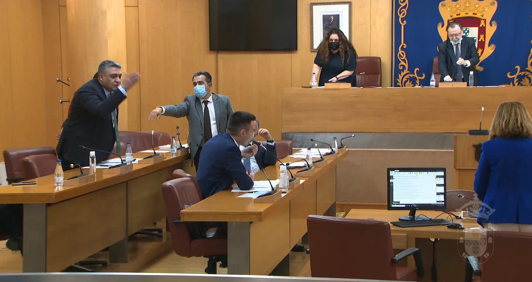 أزمة الهجرة تفجر مجلس سبتة.. اتهامات لذوي الأصل المغربي بـ"العمالة" وتبادل للأوصاف قدحية بين حزبي اليمين