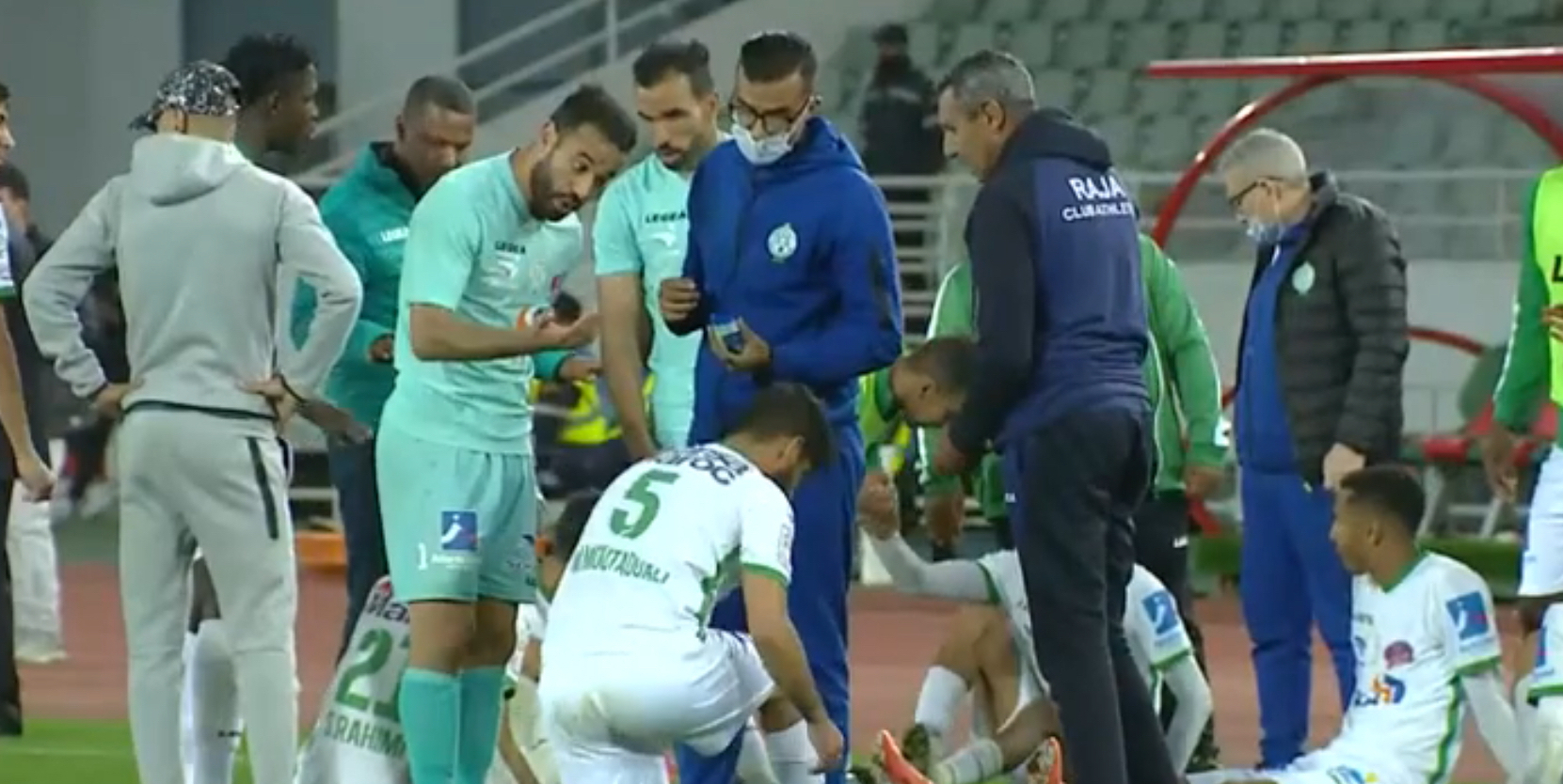 كواليس إقصاء الرجاء من كأس العرش.. عميد "متمرد" على الشارة ومستودع ملابس مهزوز