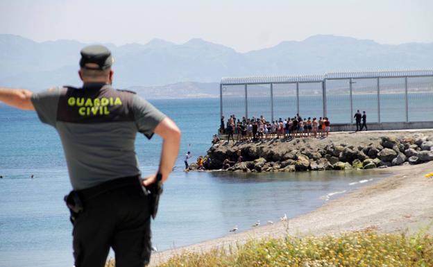 صُحف إسبانيا عن تدفق 3000 مهاجر إلى سبتة: الرباط "تعاقب" مدريد.. وما جرى "سيبقى في الذاكرة"