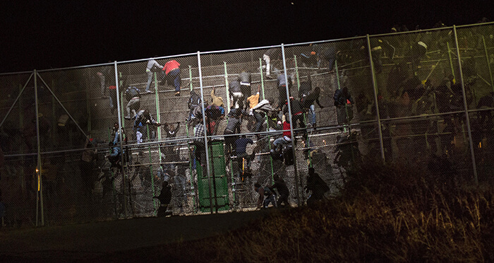  محاولات الاقتحام تتجه صوب مليلية المحتلة.. وتعزيزات أمنية إسبانية مكثفة بالحدود 