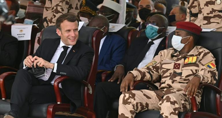  فرنسا تضحي بالديمقراطية  وتدعم  حكم الديكتاتورية في تشاد لحماية مصالحها بمنطقة الساحل 