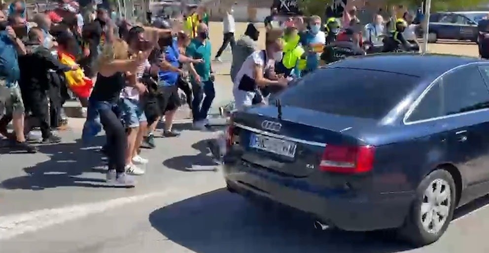  سكان سبتة يستقبلون رئيس الحكومة الإسبانية برشقه بالقاذورات والشتائم عند وصوله رفقة وزير داخليته إلى المدينة 