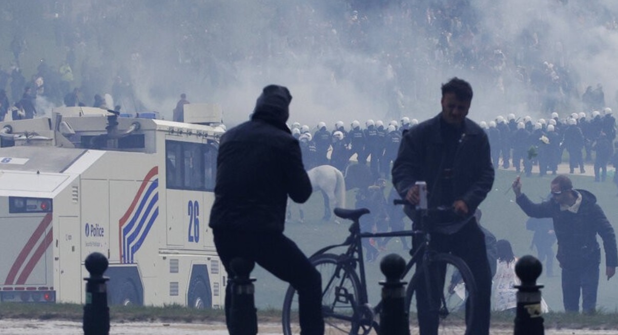  الشرطة البلجيكية تفرق تجمعا لمئات الشباب المناهضين لقيود كورونا 