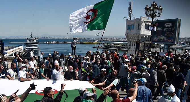 الجزائر.. مسيرات جديدة للحراك الشعبي للمطالبة بالتغيير الجذري