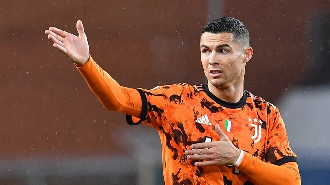 صحيفة: رونالدو أبلغ لاعبي يوفنتوس برغبته في الرحيل